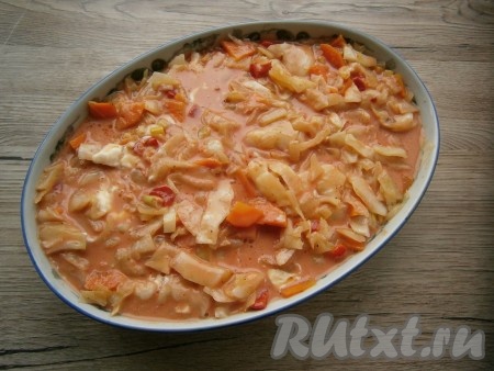 К томатной пасте, разведенной водой, добавить сметану, перемешать и залить получившимся соусом капусту с фаршем.
