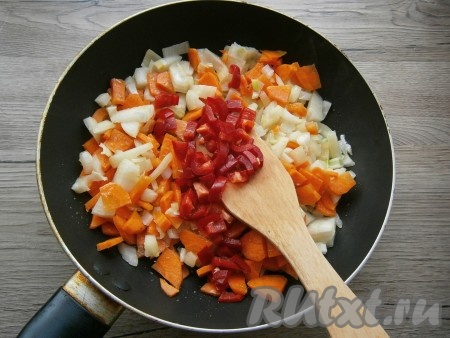 Обжарить овощи на среднем огне, помешивая, 2-3 минуты, после чего добавить нарезанный болгарский перец, предварительно очищенный от семян. Обжаривать овощи, помешивая, еще 3-4 минуты.
