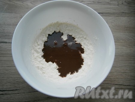 Взбить творог с сахарной пудрой миксером, после чего добавить остывший расплавленный шоколад, снова взбить. 