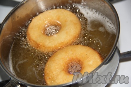 Растительное масло (фритюр) хорошо разогреть. Аккуратно опустить пончики во фритюр. Жарить творожные пончики на среднем огне до золотистого цвета в кипящем масле с двух сторон.
