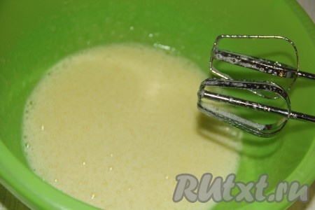 С помощью миксера взбить сахар с яйцами в течение 3-4 минут (до пышной массы).
