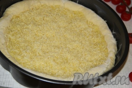 Сыр натереть на мелкой тёрке и выложить поверх картофельного пюре.
