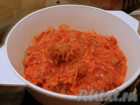 Залить томатным соусом тефтели и тушить на медленном огне под крышкой до готовности (20-25 минут).