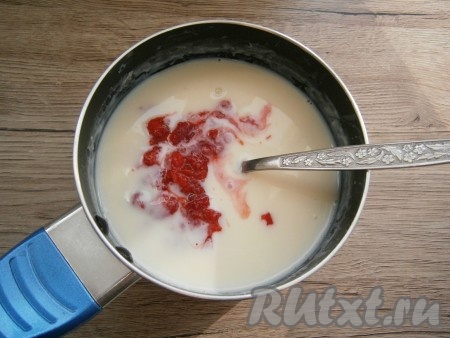 Клубнику (или другие ягоды, фрукты) размять и добавить в молочную смесь, перемешать.
