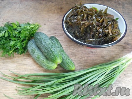 Подготовить продукты для приготовления постного салата с морской капустой. Зелень и зелёный лук вымыть, обсушить. Огурчики вымыть, обрезать кончики с двух сторон.