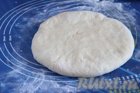 Приплюснуть лепёшку руками на столе, аккуратно разминая внутри сыр и стараясь не порвать тесто.
