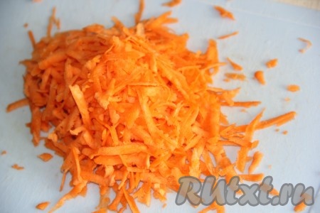 Морковь очистить и натереть на крупной тёрке.
