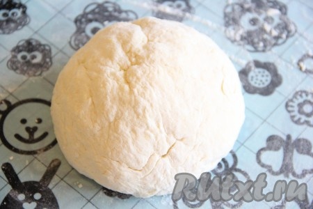 Тесто для сырных лепешек получится очень нежным и эластичным.
