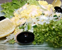 Салат с креветками и рисом