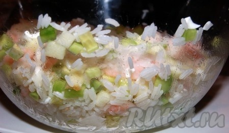 Перемешаем весь салат с креветками и рисом, добавим соль, перец.