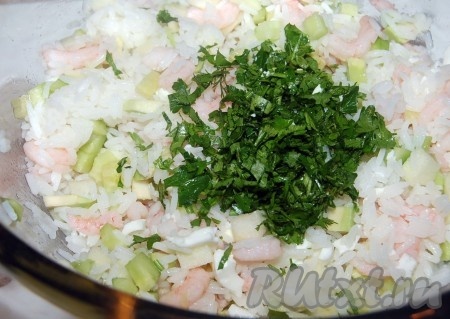 Нарежем зелень и добавим в салат.