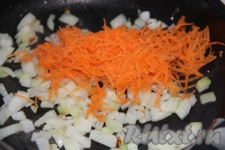 Очищенную морковь, натерев на крупной терке, выложить к луку, когда он станет золотистого цвета. Обжарить овощи на среднем огне, иногда помешивая, в течение 3-4 минут.