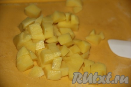 Картофель очистить и нарезать кубиками среднего размера.
