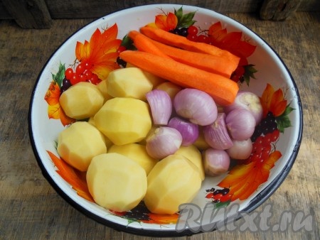Очистите картошку, лук и морковь. Вскипятите воду.
