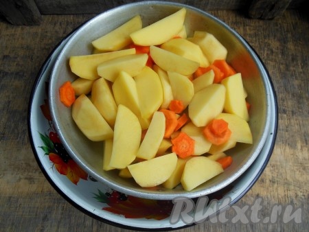 Выложите картофель и морковь на дуршлаг, обдайте овощи кипятком, дайте полностью стечь воде. Благодаря кипятку, запеченная картошка получится нежнейшей внутри, с тончайшей хрустящей корочкой.
