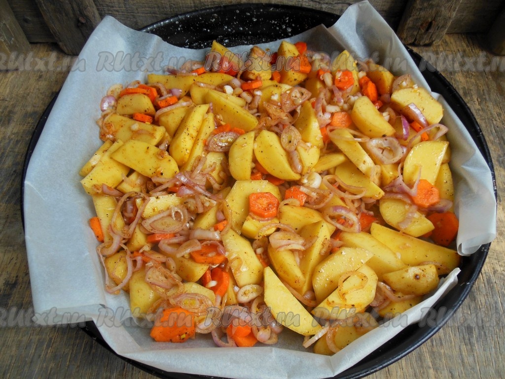 Рецепт: Форель запеченная в духовке с овощами - С луком, морковью и помидорами.