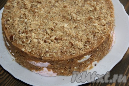 Верх торта можно посыпать измельченным печеньем и орехами. Бока тортика можно украсить маленькими печеньками.
