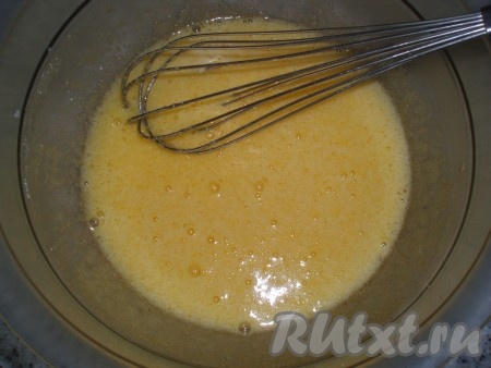 Яйцо взбить с сахаром, ванильным сахаром и солью с помощью венчика до однородности.
