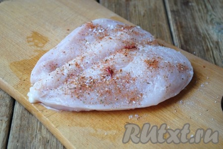 Подготовленное филе натереть солью и приправой к мясу, оставить мариноваться на 10-15 минут. 