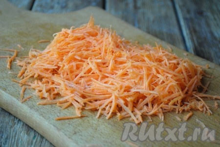 Морковь очистить и натереть на средней тёрке. 
