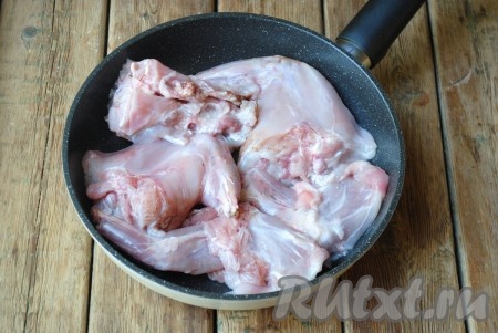 Мясо кролика вымыть, обсушить и нарезать на порционные кусочки. Сковороду хорошо разогреть с растительным маслом и выложить кусочки кролика. 
