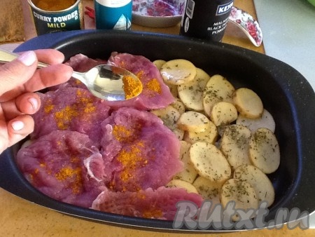 Выкладываем мясо поверх картофеля и посыпаем пряностями (у меня - смесь Карри). 
