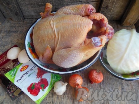 Подготовьте необходимые продукты для приготовления куриных котлет с капустой в духовке.