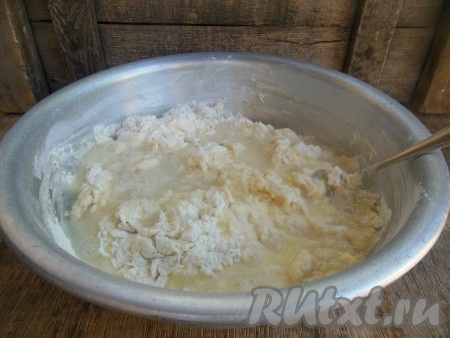 Вскипятите воду, отмерьте 250 мл кипятка, тонкой струйкой влейте в тесто, непрерывно перемешивая ложкой.
