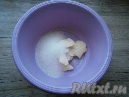 К 80 граммам масла, размягченного при комнатной температуре (или маргарина), добавить соль и 1 стакан сахара.
