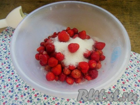 Клубнику промойте, удалите чашелистики. Выложите ягоды на дуршлаг, чтобы стекла вода. Затем добавьте к клубнике сахар.
