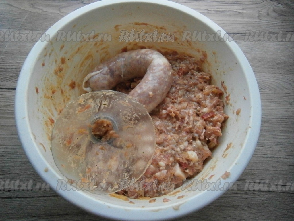 Рецепт домашней колбасы в кишке через мясорубку. Домашняя колбаса из фарша в кишке. Кендюх набитый потрохами.