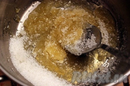 Мёд перемешать с сахаром
