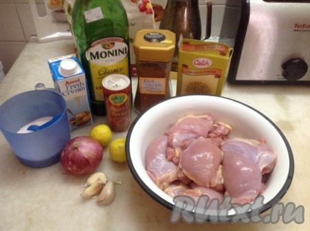 Подготовим необходимые продукты для приготовления куриных бедер в соусе в духовке