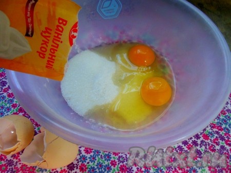 Пока активируются дрожжи, отдельно в миске соедините оставшийся сахар, соль и ванильный сахар, добавьте яйца.
