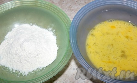 Приготовим две миски для кляра: одну - с мукой, другую - с разболтанным яйцом. В муку добавляем соль.
