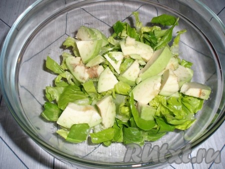 Авокадо очистить от шкурки, вынуть косточку, нарезать кусочками. Добавить к салату, сбрызнуть лимонным соком.
