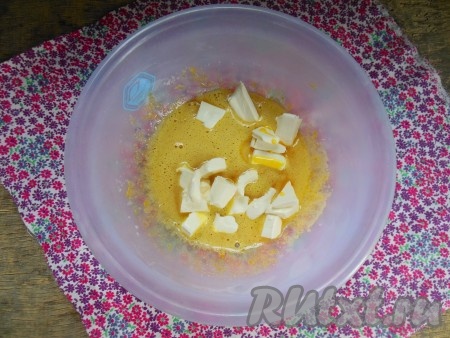Добавьте нарезанный на кусочки маргарин (можно использовать и сливочное масло).

