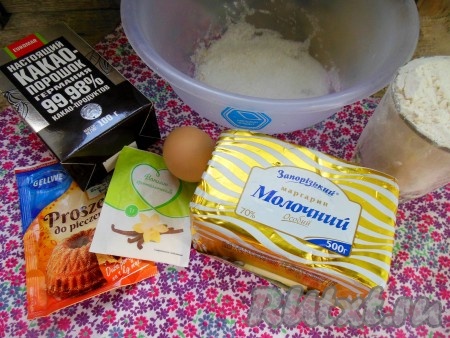 Подготовьте продукты для приготовления песочного печенья на маргарине.