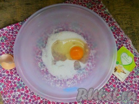В миску добавьте яйцо, соль, сахар и ваниль.
