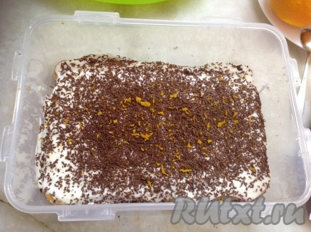 Натереть шоколад поверх сырной массы и апельсиновую цедру.