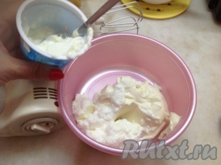 Сыр Маскарпоне выложить в миску, соединить с йогуртом, добавить ванильный экстракт и сахар.