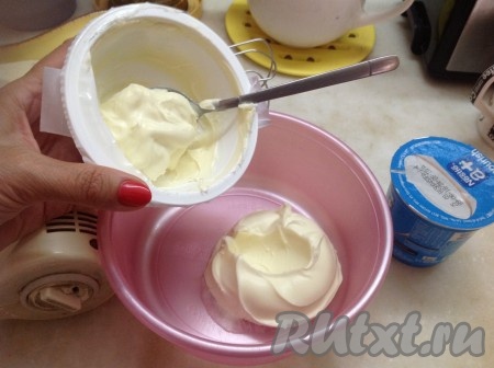 Сыр Маскарпоне выложить в миску, соединить с йогуртом, добавить ванильный экстракт и сахар.