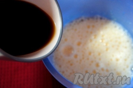 Не прекращая взбивать, тонкой струйкой влить холодный кофе. Добавить мускатный орех, ванилин и ликёр, перемешать. 