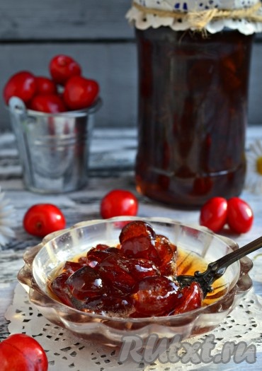После охлаждения вкуснейшее варенье, приготовленное из черешни без косточек в мультиварке, загустеет и станет похожим на мед с ягодами.
