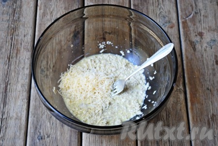 30 грамм сыра натереть на тёрке и добавить в тесто, перемешать. 

