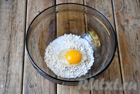 Добавить щепотку соли, вбить яйцо и влить молоко (или воду) комнатной температуры.
