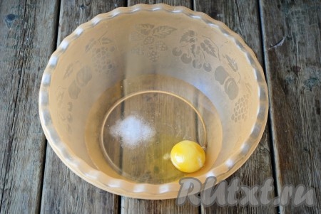 В миску налить воду комнатной температуры, добавить соль и вбить яйцо.
