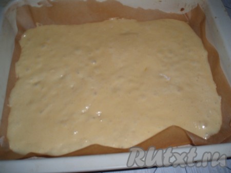 Прямоугольную форму для выпечки застелить пергаментом. Вылить тесто. Поместить в духовку, предварительно нагретую до 180 градусов, и выпекать, примерно, 10-12 минут (до сухой палочки).
