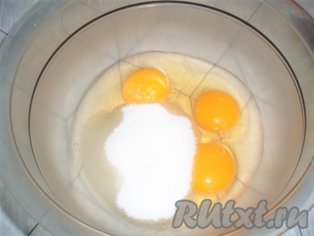 Сливочное масло растопить и остудить. Муку просеять. Яйца с сахаром и щепоткой соли взбить миксером в течение 10 минут (до кремообразного состояния).

