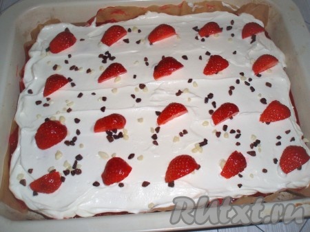 Украсить пирожное по своему желанию. Я украсила ягодами клубники и шоколадной посыпкой.
